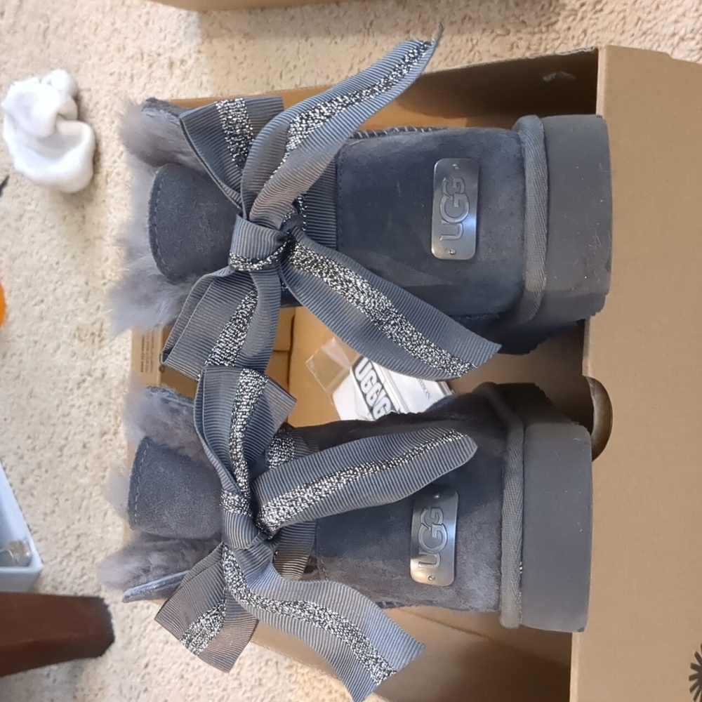 UGG Bailey Bow Mini sz7 Gray